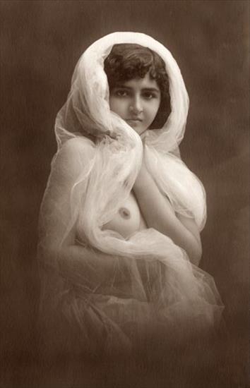 GALERIA_RÓŻNOŚCI - vintage_beauty_in_veils_by_MementoMori_stock.jpg