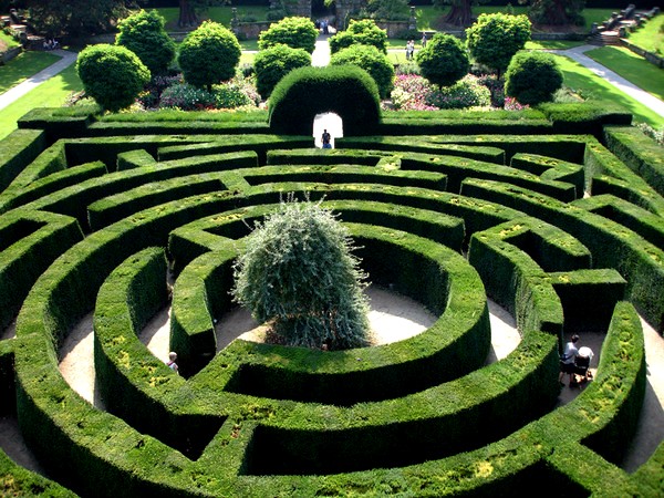 Piękne ogrody - chatsworth_garden_maze_600x.jpg