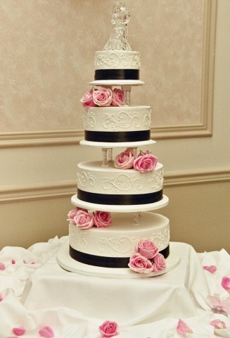 Torty weselne - tort-z-zywymi-rozami.jpg