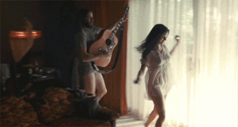 TANIEC-ruchome gify - ona tanczy przy gitarze-ruch.gif