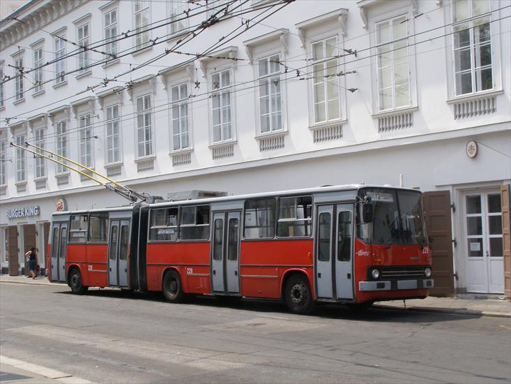 Budapest - trolejbus-ikarus_4821454010_o.jpg