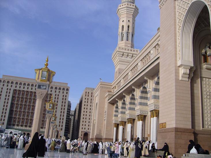 Architecture - Masjid Al Nabawi in Madinah - Saudi Arabia entrance.jpg