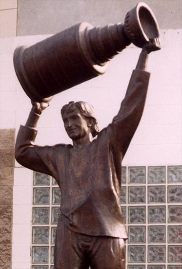 na świecie - kanada-edmonton-Gretzky_statue_cropped.jpg