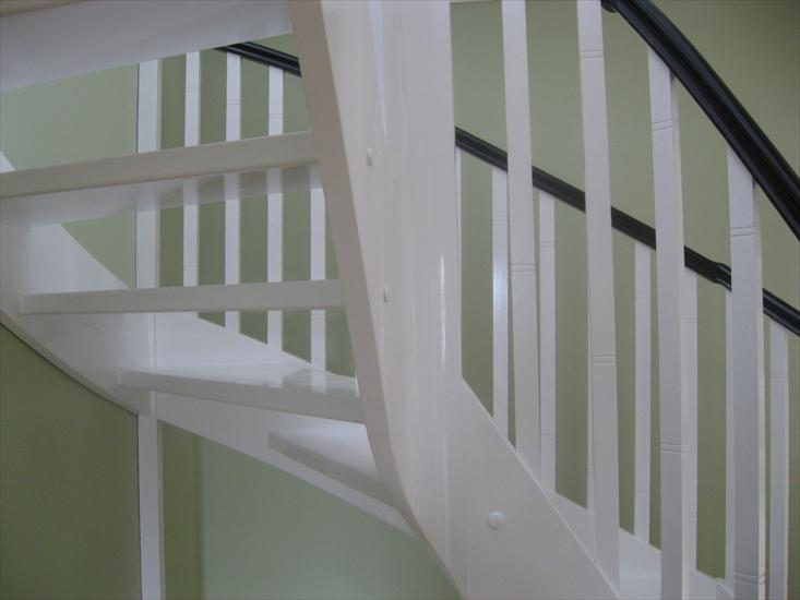 Schody - 0260 schody policzkowe krzywulcem w słupku malowane na biało.jpg