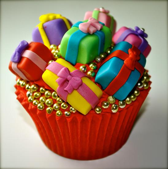 babeczki - Cupcake of color presents.jpg