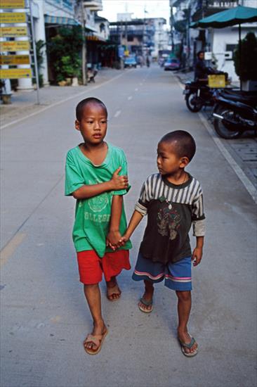 DZIECI_GORSZEGO_BOGA_ - photo_Steve McCurry_Tajlandia-gvg.bmp