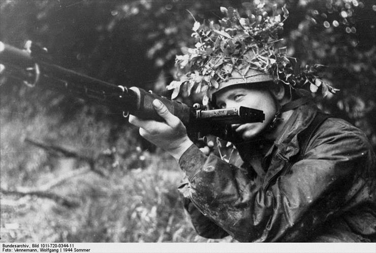 Zdjęcia  StaRE  POLECAM - Bundesarchiv_Bild_101I-720-0344-11,_Frankreich,_Fallschirmjger_mit_FJG_42_in_Stellung.jpg
