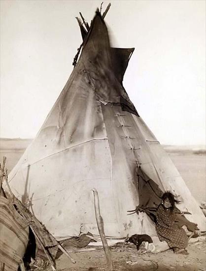Dziki zachód - A Yound Indian Girl in Front of a Tipi.jpg