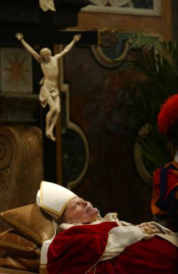  PAMIĄTKA  -  Jan Paweł 2 - pope-funeral-katafalk2.jpg