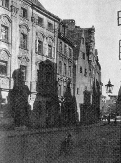   STARE POCZTÓWKI - Domy zachodniej pierzei ulicy Białoskórniczej - pi... pierwszy po lewej dom miał numer 43. Widok na pół.jpg