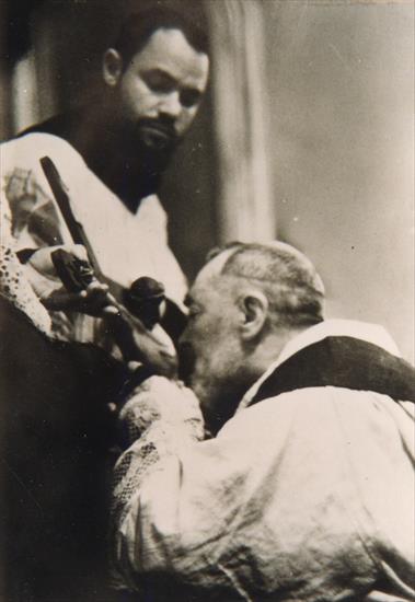 Św. Ojciec Pio - O. Pio adoruje Pana Jezusa ukrzyżowanego.jpg